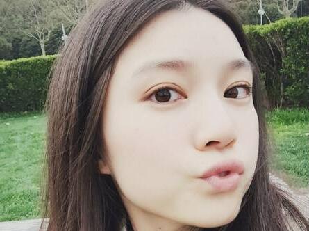 女生发吃瓜的暗示含义