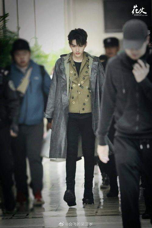 娱乐吃瓜酱雨衣男,娱乐吃瓜酱的神秘面纱